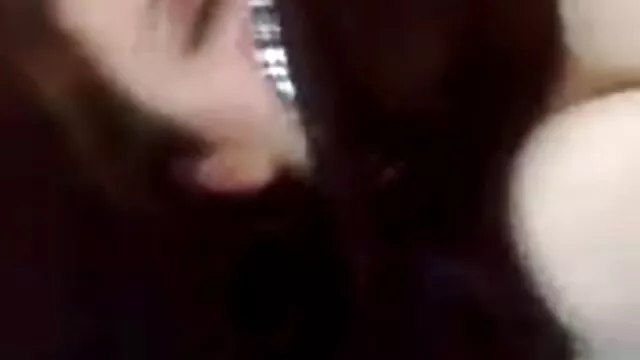 يتذوق رفاق السكن اجنبي محارم الثلاثة الكعك الوثيق