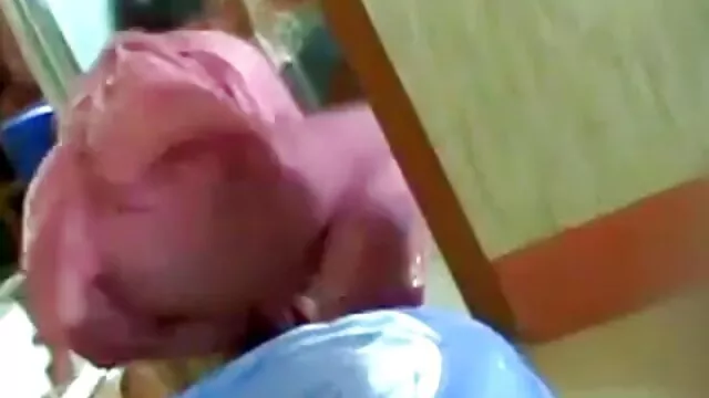 2 بنات سكس محرمات اجنبي البهجة يذهبون إلى أجهزة الصراف الآلي على الديك ضخمة