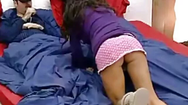 فاليري سكس محارم اجنبي مترجم كاي تصب الشمبانيا على عشيقتها السوداء