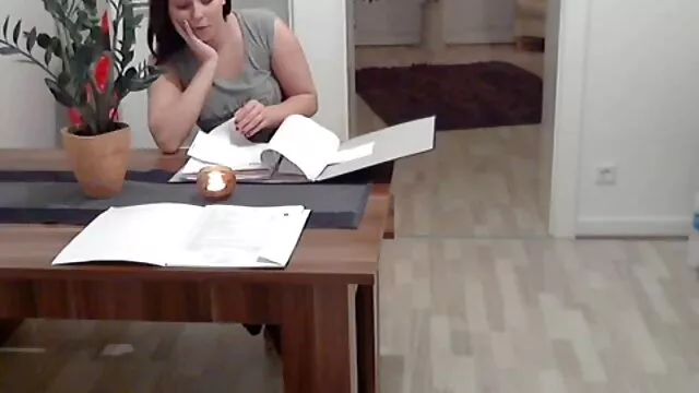 المقامر الصغير Jessae سكس محارم اجنبي وعربي Rosae يحصل على قضيب أثناء اللعب
