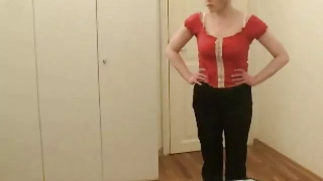 تقوم ليزا سكس محارم اجنبية ديل سييرا بتشحيم مؤخرتها وتركل داني د