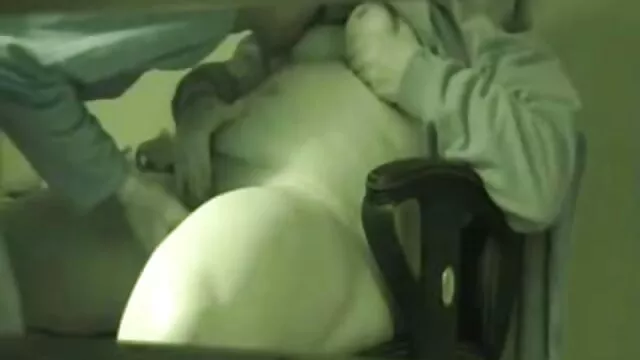 الشقراء لديها Buttplug في سكس اجنبي اخوات مترجم المكان المناسب