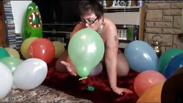 بينما تنتظر إلسا سكس اجنبي محارم جديد جان هوبي ، تجلس بي بي سي في العرض