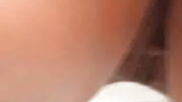 الجمال الشقراء يأخذ سكس محارم اجنبية قضيبه في ثقبها الصغير